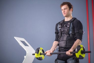 Ems eğitim halter closeup, güç poz ile dışarı çalışan adam
