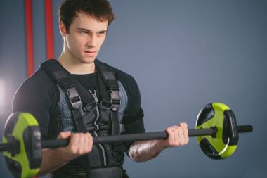 Ems eğitim halter closeup, güç poz ile dışarı çalışan adam