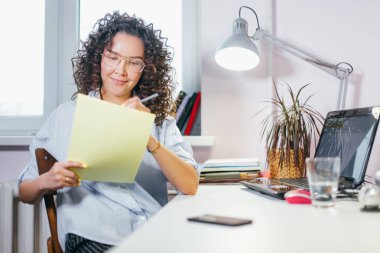 kağıt üzerinde elele ve ışıklı masada çizim güzel tabaklanmış kız
