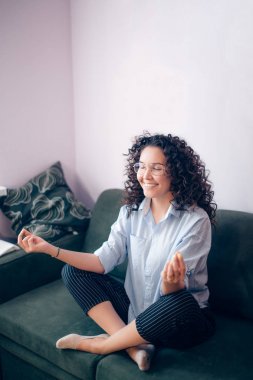 bluz ve düşünceleri üzerinde konsantre olmaya çalışıyoruz bridget giyen neşeli kız