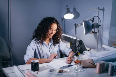 kadın dikiş sırları öğrenmek. evde elbise tasarlama Özeti yazma