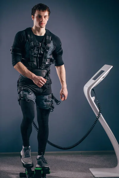 Hombre entrenamiento en stepper con estimulación muscular eléctrica — Foto de Stock