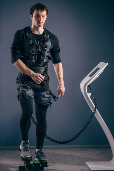 Man utbildning på stepper med elektrisk muskelstimulering — Stockfoto