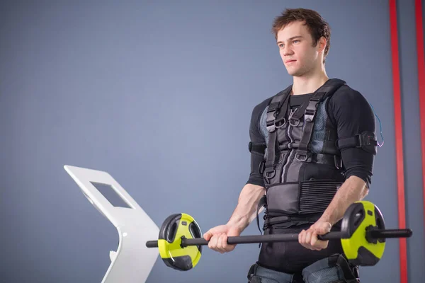 Hombre haciendo ejercicio EMS entrenamiento con barra de primer plano, pose de poder — Foto de Stock