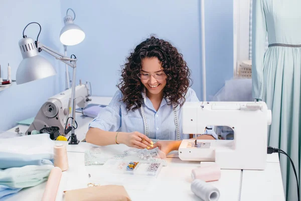 Naaister zittend op de stoel en het verzamelen van beads.handmade en handwerk — Stockfoto