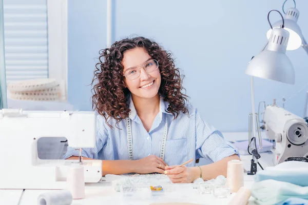 Fröhliche Schneiderin, die in der Werkstatt mit Spitze arbeitet. Design erstellen — Stockfoto