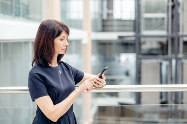 smartphone kullanarak takım elbiseli yetişkin iş kadınları