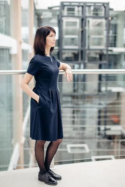 Mujer de negocios de pie en la oficina moderna — Foto de Stock