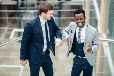 modern salonunda iki çok ırklı işadamları tartışma