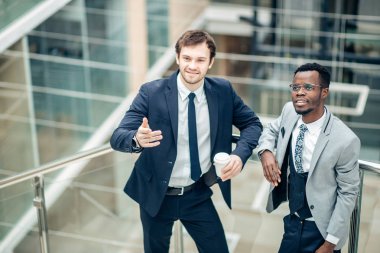 boş bir ofis içinde potansiyel müşteri ile afroamerican emlakçı