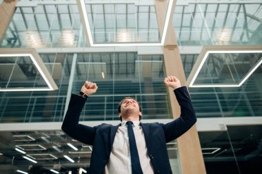 işadamı zaferini kutluyor kadar silah ile