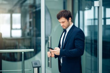 işadamı ile smartphone üzerinde ofis binası