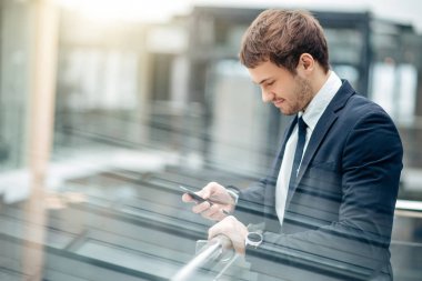 işadamı ile smartphone üzerinde ofis binası