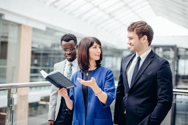 Multinationale, business team onder discussie over opmerking in office — Stockfoto