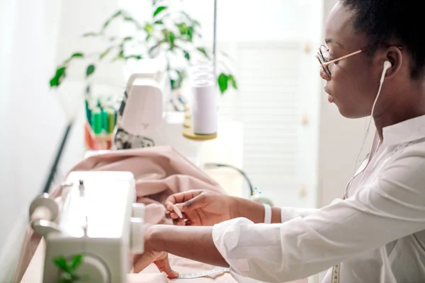 Tela de coser con aguja en el lugar de trabajo costurera —  Fotos de Stock