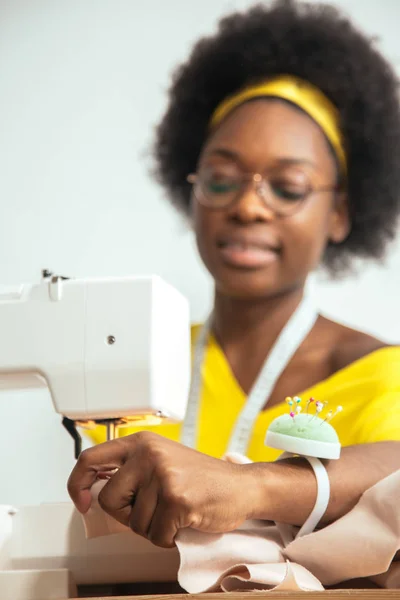 Fermer les mains de couturière travaillant sur la machine à coudre à la maison — Photo