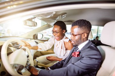 güzel Afrikalı çift yeni araba galerisinde seçmektir.