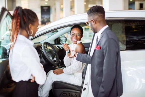 Jovem mulher surpreendida pelo carro novo, presente para minha bela esposa — Fotografia de Stock