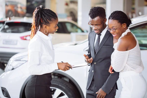 Jeune femme surprise par une nouvelle voiture, cadeau pour ma belle femme — Photo