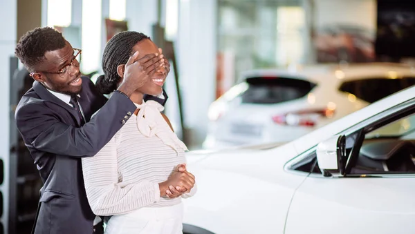 Μαύρο άνθρωπος δίνοντας έκπληξη για την γυναίκα από αγοράζοντας νέο αυτοκίνητο — Φωτογραφία Αρχείου