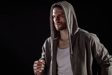 yakışıklı genç beyaz casual elbise içinde tıraşsız adam