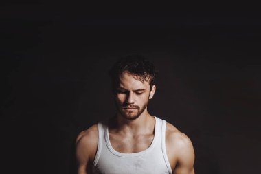 Beyaz gömlekli Kapalı gözlerle acımasız adam üzgün