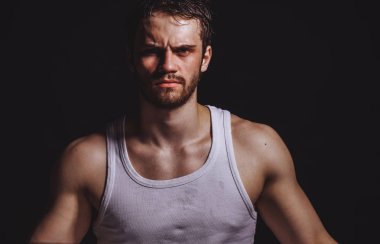 genç yüksek ruhlu adam bıyık ve sakal büyüdü