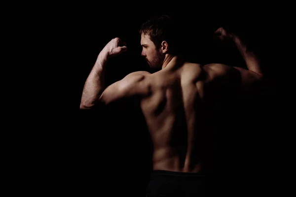 Вид сзади фото сильного телосложения молодого спортсмена — стоковое фото