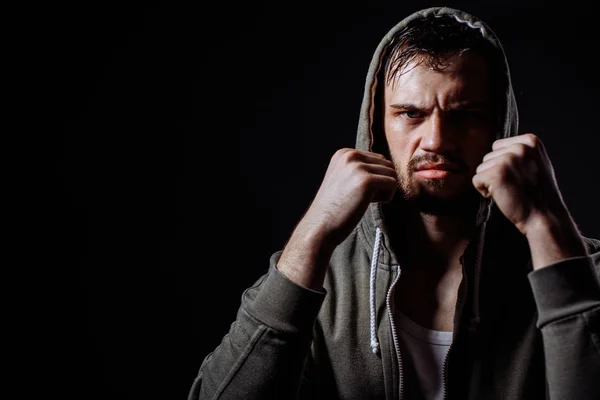 Killen i grön rök står på boxning pose — Stockfoto