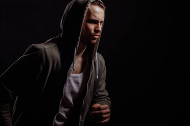 tıraşsız yakışıklı olan çalışan yarış rol alıyor. aktif yaşam