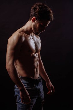 çekici bir genç adam onun koyarak aşağı siyah arka plan üzerine haed