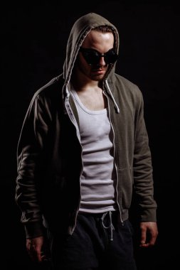 adam hoodie ve baş aşağı asılı gözlük