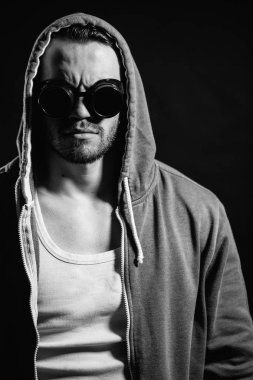 siyah gözlüklü acımasız gangster siyah beyaz fotoğraf