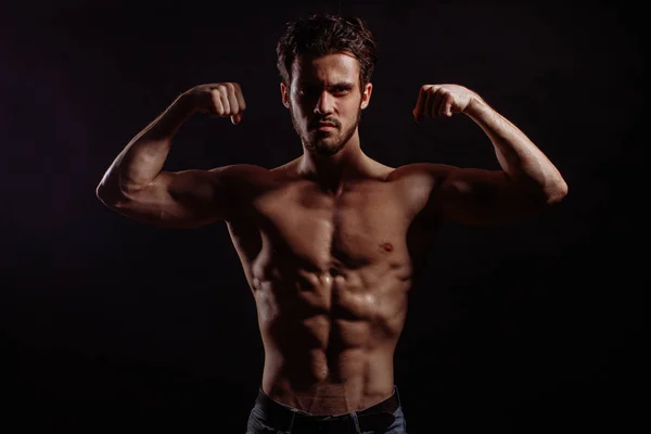 Idrottsmän som ger biceps en flex. imponera på folk med starka figur — Stockfoto
