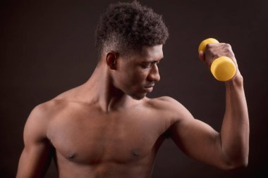 Afro çıplak erkek dumble yapıyor curts izole siyah arka plan üzerine