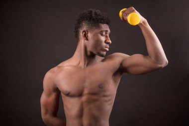 onun bicips seyir çıplak Afro sporcu