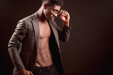Güzel ceket ve gözlük şık afro adam vurdu