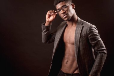 Gözlüğünü Malaysian vücudunda ceket ile Afro Amerikalı adam dokunuyor