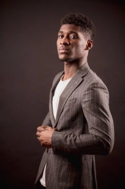 Genç güzel Afro erkek bugüne kadar gidiyor