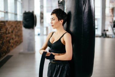 eller sarma spor kıyafetli ciddi göz çekici görünümlü kadın