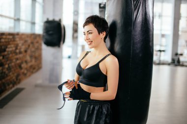 yan görünümü atış gülümseyen sporcunun ellerinde siyah bandaj kaydırma
