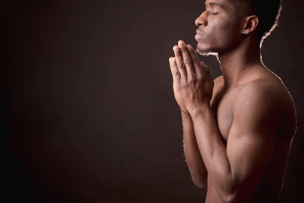 Nudo uomo africano con gli occhi chiusi pregando il Dio. consept di religione, credenza — Foto Stock