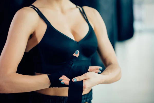 새로운 검은 붕대를 시도 하는 슬림 바디 sportswoman — 스톡 사진