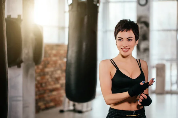 Primer plano retrato de mujer feliz con corte de pelo corto en el entrenamiento — Foto de Stock