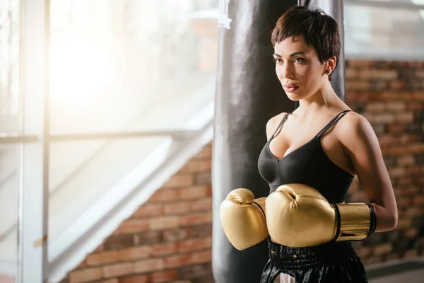 Spor giyim ve boks eldivenleri ciddi kadın boksör — Stok fotoğraf