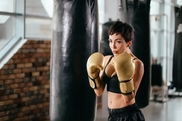 Frau mit athletischem Abschluss ist ein schwerer Schlag. — Stockfoto