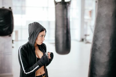 Spor tesisleri ile spor salonunda sıkışık yumruk kadınla