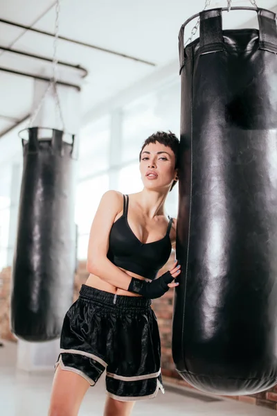 Modelo femenino delgado y hermoso con pelo negro corto vestido con camisas negras — Foto de Stock