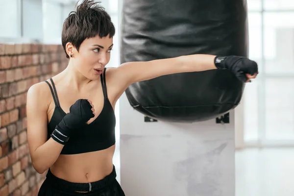 Bueno loking femenino aprender a shadov caja . —  Fotos de Stock