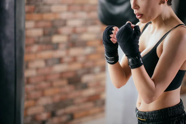 Primer plano foto recortada de luchador delgado aprender a usar bolsa de boxeo — Foto de Stock